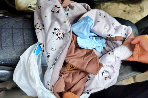 Sejumlah perlengkapan bayi yang diduga dibuang di Pasar Minggu, Selasa (3/3/2026). Foto: Jeni Ritanti/kumparan