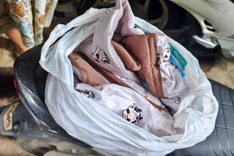 Sejumlah perlengkapan bayi yang diduga dibuang di Pasar Minggu, Selasa (3/3/2026). Foto: Jeni Ritanti/kumparan
