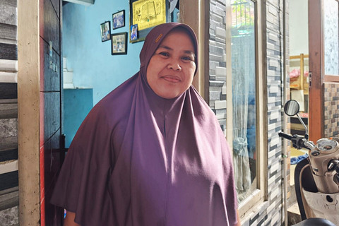 Ati (53) salah satu warga yang memberikan kesaksian diduga bayi dibuang oleh orangtuanya di Jalan Pejaten Raya, Pasar Minggu, saat ditemui di lokasi pada Kamis (5/3/2026). Foto: Jeni Ritanti/kumparan
