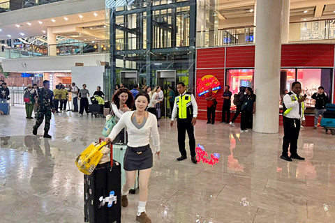 Atap plafon Bandara Ngurah Rai, Bali jatuh akibat hujan angin. Foto: Dok. Polres Bandara Ngurah Rai