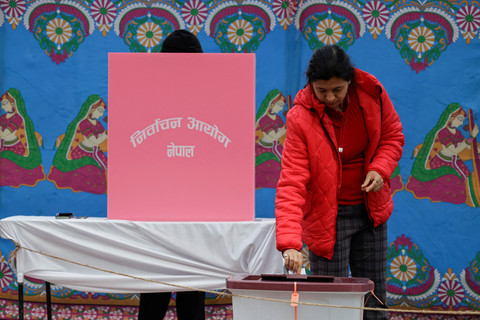 Hampir enam bulan setelah gelombang protes besar yang dipimpin kaum muda dan menewaskan 77 orang hingga memaksa perdana menteri mundur, warga Nepal mulai memberikan suara dalam pemilihan umum untuk memilih parlemen baru di Kathmandu, Kamis (5/3).  Foto: Navesh Chitrakar/REUTERS