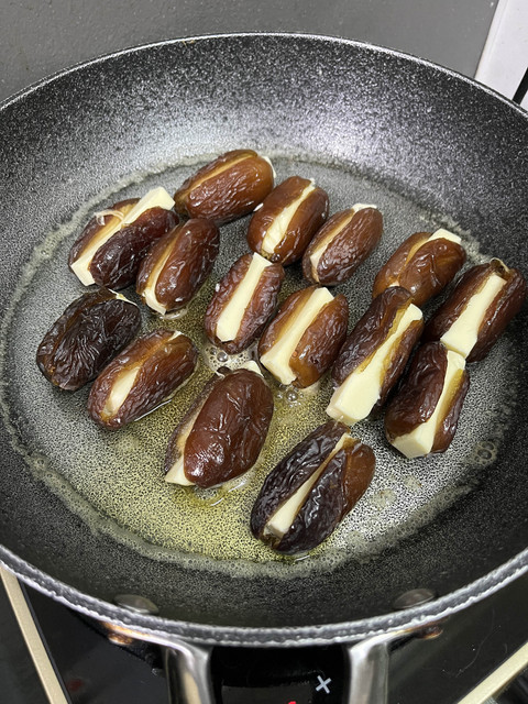 Resep kurma keju butter yang viral di media sosial. Foto: Azalia Amadea/Kumparan