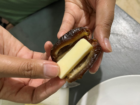 Resep kurma keju butter yang viral di media sosial. Foto: Azalia Amadea/Kumparan