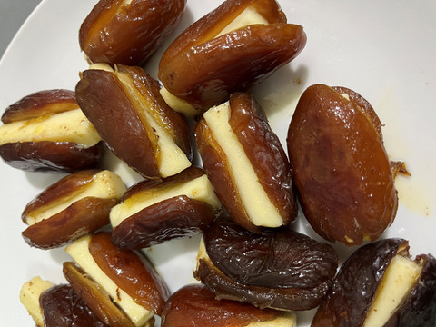 Resep kurma keju butter yang viral di media sosial. Foto: Azalia Amadea/Kumparan