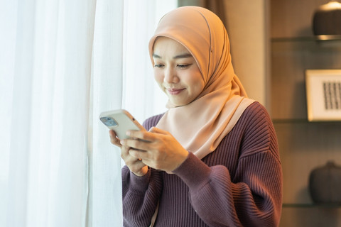 Ilustrasi melihat medsos saat puasa. Foto: Shutterstock
