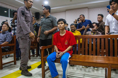 Terdakwa kasus penyelundupan narkotika jenis sabu seberat dua ton Fandi Ramadhan (tengah) menunggu sidang putusan di Pengadilan Negeri Batam, Kepulauan Riau, Kamis (5/3/2026). Foto: Teguh Prihatna/ANTARA FOTO