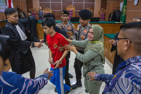 Terdakwa kasus penyelundupan narkotika jenis sabu seberat dua ton Fandi Ramadhan (kedua kiri) berjalan keluar ruang sidang seusai menjalani sidang putusan di Pengadilan Negeri Batam, Kepulauan Riau, Kamis (5/3/2026). Foto: Teguh Prihatna/ANTARA FOTO