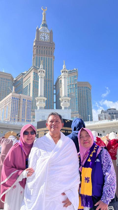 Sulistyowati (kerudung pink kiri) berfoto bersama keluarga di depan Ka'bah saat umrah bersama.  Foto: Dok. Sulistyowati