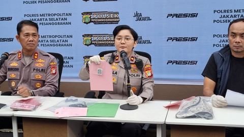 Kapolsek Pesanggrahan AKP Seala Syah Alam, saat menunjukkan barang bukti dari aksi scam barcode judol di Polsek Pesanggrahan, Jakarta Selatan, Kamis (5/3/2026). Foto: Jeni Ritanti/kumparan