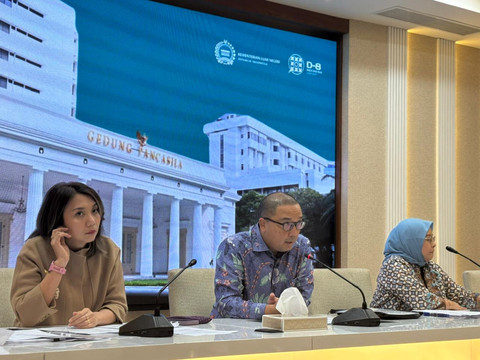 Jubir Kemlu Yvonne Mewengkang (kiri), Dirjen ASPASAF Santo Darmosumarto (tengah), dan Plt Direktur PWNI Heni Hamidah dalam press briefing di Kantor Kemlu, Jakpus, Jumat (6/3). Foto: Amira Nada Fauziyyah/kumparan