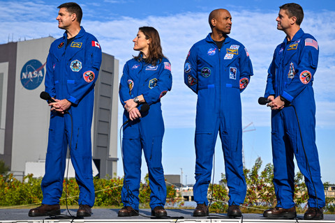 Komandan Reid Wiseman, pilot Victor Glover, spesialis misi Christina Koch dan Jeremy Hansen berpose saat roket Artemis II digulirkan dari Gedung Perakitan Kendaraan ke Launch Complex 39B di Kennedy Space Center, Cape Canaveral, Florida (17/1). Foto: Miguel J. Rodriguez Carrillo / AFP
