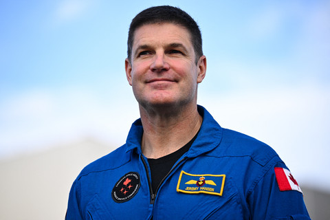 Komandan Reid Wiseman, pilot Victor Glover, spesialis misi Christina Koch dan Jeremy Hansen berpose saat roket Artemis II digulirkan dari Gedung Perakitan Kendaraan ke Launch Complex 39B di Kennedy Space Center, Cape Canaveral, Florida (17/1). Foto: Miguel J. Rodriguez Carrillo / AFP