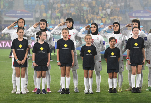 Para pemain Iran menyanyikan lagu kebangsaan pada pertandingan sepak bola Piala Asia Wanita antara Australia dan Iran di Robina, Australia, Kamis, 5 Maret 2026. Foto: Dave Hunt/AAPImage via AP