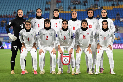 Para pemain Iran berpose menjelang pertandingan sepak bola Piala Asia Wanita antara Iran dan Korea Selatan di Gold Coast, Australia, Senin, 2 Maret 2026. Foto: Dave Hunt/AAPImage via AP