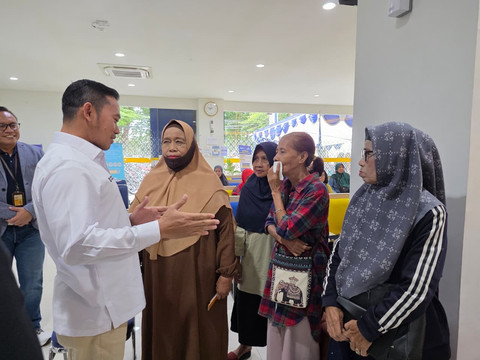 Komisaris Independen PT Taspen Ariawan saat memantau pembayaran THR pensiunan di Bank Mandiri Taspen Makassar. Foto: Dok. kumparan
