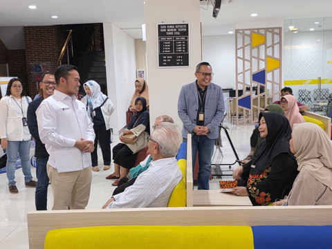 Komisaris Independen PT Taspen Ariawan saat memantau pembayaran THR pensiunan di Bank Mandiri Taspen Makassar. Foto: Dok. kumparan