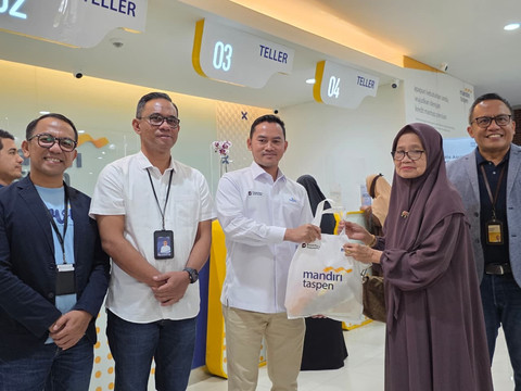 Komisaris Independen PT TASPEN (Persero) Ariawan (tengah) menyerahkan bingkisan sembako ke penerima pensiun di Bank Mandiri Taspen Kantor Cabang Makassar, Sulawesi Selatan, Jumat (6/3/2026). Foto: Dok. kumparan