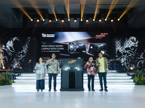 Bank Mandiri luncurkan kartu debit dan kartu kredit berbahan metal eksklusif untuk nasabah Mandiri Private di Jakarta pada Kamis (5/3). Foto: Dok. Bank Mandiri