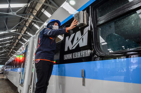 Pekerja mengecek kondisi gerbong Kereta Ekonomi Kerakyatan di Balai Yasa Manggarai, Jakarta, Jumat (6/3/2026). Foto: ANTARA FOTO/Rivan Awal Lingga