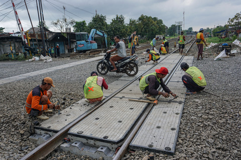 Sejumlah pekerja melakukan pemasangan cor beton di perlintasan kereta api sebidang di Kota Pekalongan, Jawa Tengah, Jumat (6/3/2026). Foto: Harviyan Perdana Putra/ANTARA FOTO