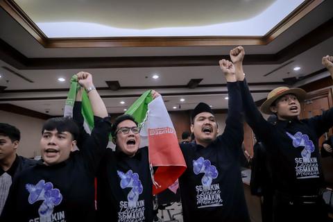 Direktur Eksekutif Lokataru Foundation Delpedro Marhaen Rismansyah bersama tiga terdakwa lainnya divonis bebas dalam kasus dugaan penghasutan demonstrasi yang berujung kericuhan pada Agustus 2025. Putusan dibacakan di Pengadilan Negeri Jakarta Pusat. Foto: Jamal Ramadhan/kumparan