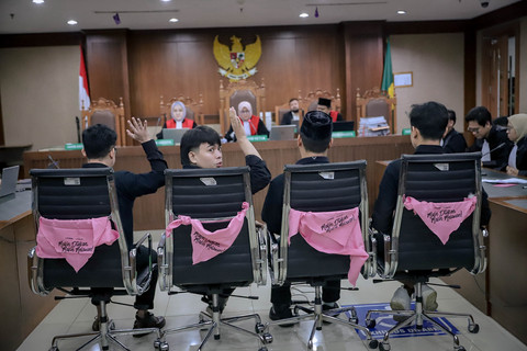 Direktur Eksekutif Lokataru Foundation Delpedro Marhaen Rismansyah bersama tiga terdakwa lainnya divonis bebas dalam kasus dugaan penghasutan demonstrasi yang berujung kericuhan pada Agustus 2025. Putusan dibacakan di Pengadilan Negeri Jakarta Pusat. Foto: Jamal Ramadhan/kumparan