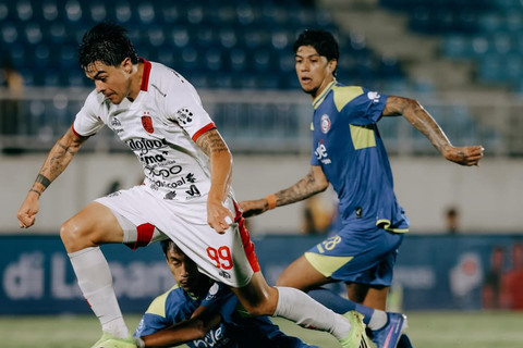 Duel Arema FC vs Bali United tersaji dalam pertandingan lanjutan Super League 2025/26 di Stadion Kanjuruhan, Jumat (6/3). Foto: Instagram/ @baliunitedfc