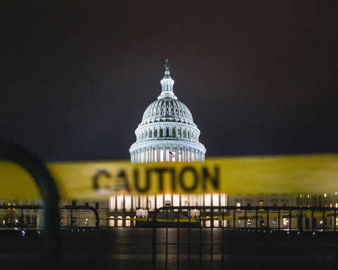 Tanda garis "Hati-hati" di Gedung Capitol Hill di Washington DC. Foto: Andy Feliciotti/Unsplash