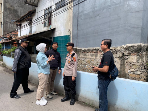 Petugas Kepolisian Polsek Margahayu saat mendatangi lokasi penemuan mayat bayi perempuan di selokan wilayah Margahayu Selatan, Kabupaten Bandung, Jumat (6/3).  Foto: Abisatya/kumparan