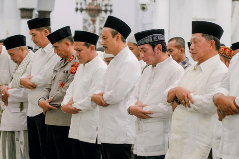 Menteri Sosial Saifullah Yusuf (Gus Ipul) saat menyampaikan ceramah di hadapan ribuan jamaah pada peringatan Nuzulul Quran Ramadan 1447 H di Masjid Raya Baiturrahman, Banda Aceh, Jumat (6/3/2026) malam. Foto: Dok. Biro Humas Kemensos/Ayub Argyan