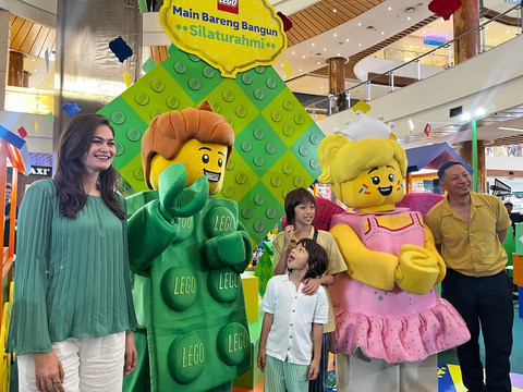 Ringgo Agus bersama Sabai menelusuri serunya Lego Ramadan Play Bazaar yang berlangsung di Bintaro Jaya Xchange, Jumat (6/3). Foto: Sarah Tri Wulandari/kumparan