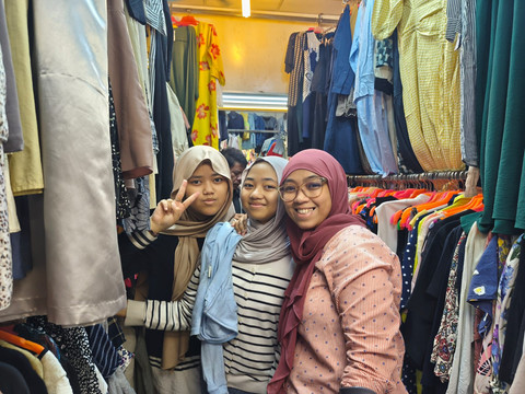 Ana (40), pengunjung asal Bogor yang datang bersama kedua anaknya untuk berburu pakaian thrifting sebagai persiapan lebaran saat ditemui di salah satu toko di Pasar Senen, Jakarta Pusat, Sabtu (7/3/2026). Foto: Jeni Ritanti/kumparan