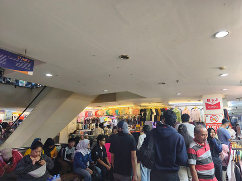 Jelang lebaran, pusat thrifting Pasar Senen Blok III dipadati warga dari berbagai wilayah Jakarta dan sekitarnya, Sabtu (7/3/2026).  Foto: Jeni Ritanti/kumparan