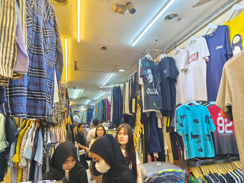 Jelang lebaran, pusat thrifting Pasar Senen Blok III dipadati warga dari berbagai wilayah Jakarta dan sekitarnya, Sabtu (7/3/2026).  Foto: Jeni Ritanti/kumparan