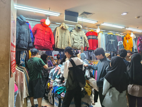 Jelang lebaran, pusat thrifting Pasar Senen Blok III dipadati warga dari berbagai wilayah Jakarta dan sekitarnya, Sabtu (7/3/2026).  Foto: Jeni Ritanti/kumparan