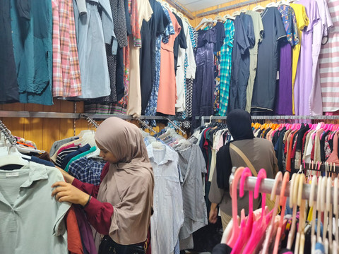 Jelang lebaran, pusat thrifting Pasar Senen Blok III dipadati warga dari berbagai wilayah Jakarta dan sekitarnya, Sabtu (7/3/2026).  Foto: Jeni Ritanti/kumparan