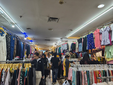 Jelang lebaran, pusat thrifting Pasar Senen Blok III dipadati warga dari berbagai wilayah Jakarta dan sekitarnya, Sabtu (7/3/2026).  Foto: Jeni Ritanti/kumparan