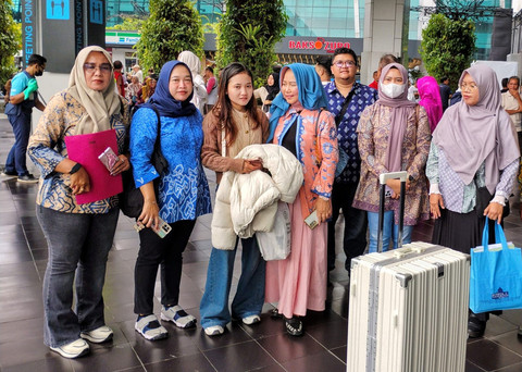 Vina (tengah) warga Cirebon terduga korban "Pengantin Pesanan" di China saat tiba di Bandara Internasional Soekarno-Hatta. (6/3/2026). Foto: Dok. Istimewa