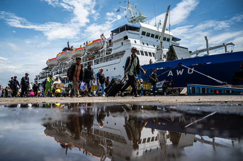 Sejumlah penumpang turun dari Kapal Pelni KM Awu di dermaga Terminal Penumpang Pelabuhan Tanjung Emas Semarang, Jawa Tengah, Sabtu (7/3/2026). Foto: Aprillio Akbar/ANTARA FOTO