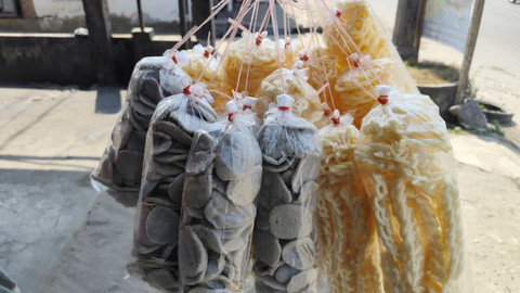 Kerupuk-kerupuk Riski jual dengan harga Rp 5.000 Foto: Amar Marpaung/kumparan