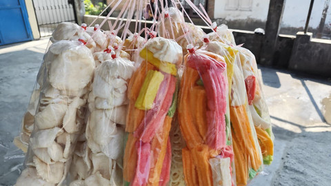 Kerupuk-kerupuk Riski jual dengan harga Rp 5.000 Foto: Amar Marpaung/kumparan