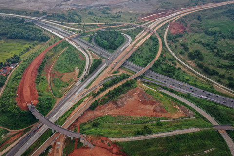 Foto udara kendaraan melintas di Jalan Tol Cipularang yang berdampingan dengan simpang susun Jalan Tol Jakarta-Cikampek II Selatan di Sadang, Kabupaten Purwakarta, Jawa Barat, Jumat (6/3/2026).  Foto: Sulthony Hasanuddin/ANTARA FOTO 
