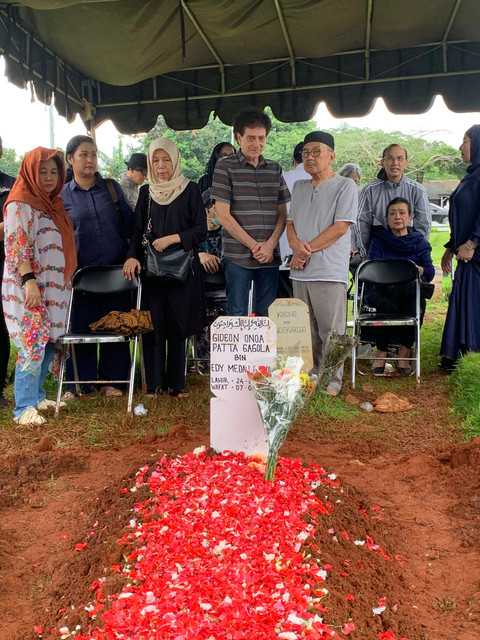 Jenazah pemain bass band legendaris God Bless, Donny Fatah, dimakamkan di TPU Kampung Kandang, Jagakarsa, Sabtu (7/3/2026). Foto: Vincentius Mario/kumparan