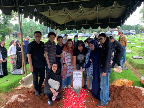 Jenazah pemain bass band legendaris God Bless, Donny Fatah, dimakamkan di TPU Kampung Kandang, Jagakarsa, Sabtu (7/3/2026). Foto: Vincentius Mario/kumparan