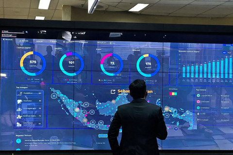 Di era pemerintahan digital, data bergerak cepat, tetapi persepsi publik sering bergerak lebih cepat lagi. Ketika sinkronisasi informasi terlambat, kepercayaan dapat terkikis sebelum klarifikasi sempat disampaikan (Gambar dibuat dengan ChatGPT0