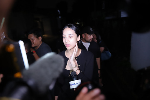Anya Geraldin usai melayat ke rumah duka Vidi Aldiano di kawasan Cipete, Jakarta Selatan, Sabtu (7/3/2026). Foto: Jamal Ramadhan/kumparan