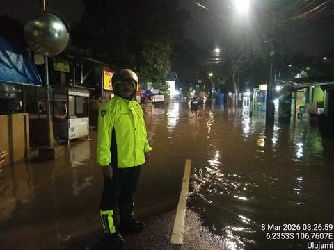 Sejumlah ruas jalan tergenang banjir pada Minggu (8/3) pagi. Beberapa jalan tak bisa dilalui kendaraan. Foto: X/ @TMCPoldaMetro