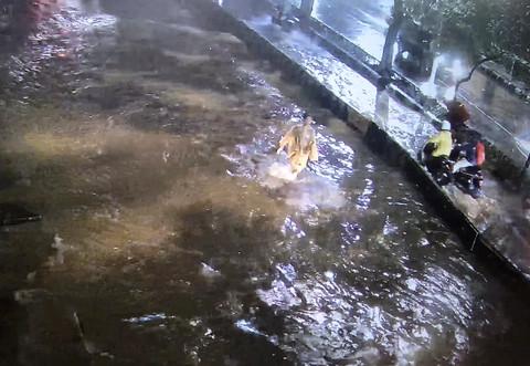 Sejumlah ruas jalan tergenang banjir pada Minggu (8/3) pagi. Beberapa jalan tak bisa dilalui kendaraan. Foto: X/ @TMCPoldaMetro