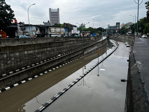 Banjir di underpass Mampang dan Mampang Prapatan arah Tendean- Ragunan, Minggu (8/3). Foto: Rayyan Farhansyah/kumparan