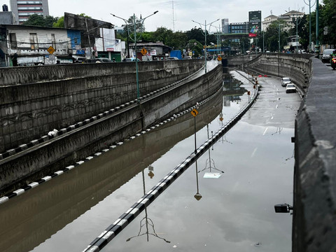 Banjir di underpass Mampang dan Mampang Prapatan arah Tendean- Ragunan, Minggu (8/3). Foto: Rayyan Farhansyah/kumparan